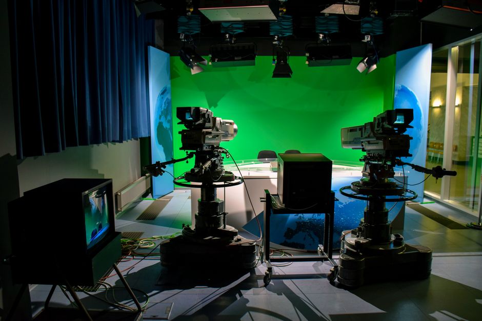Cultura Brasileira — A TV studio setup featuring cameras and a green screen for production purposes.